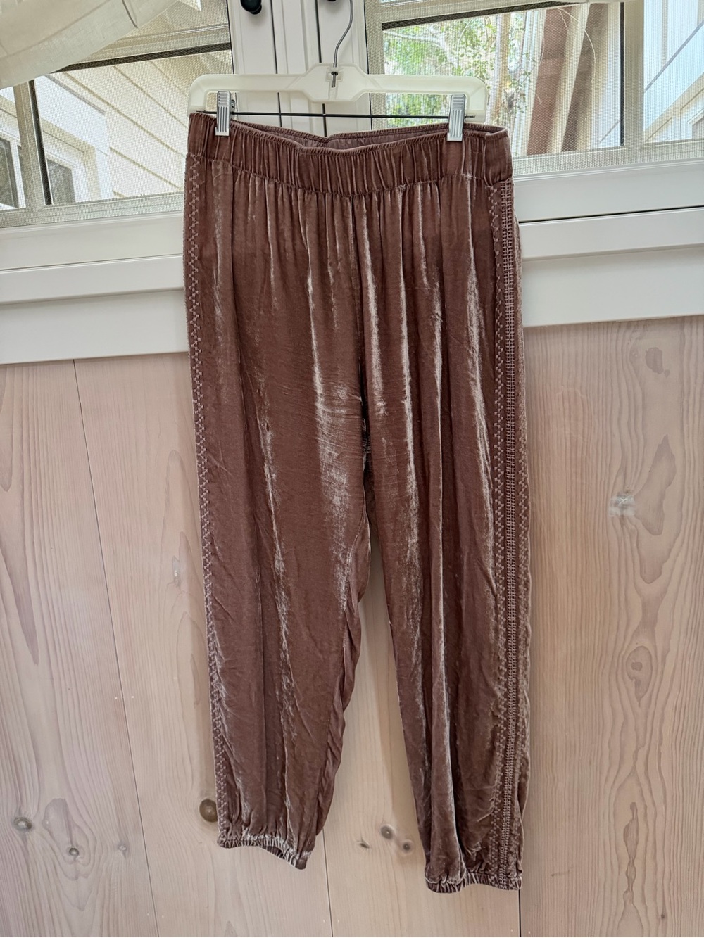 Johnny Was Aurora Velvet Jogger in Dusty Rose - Size Medium